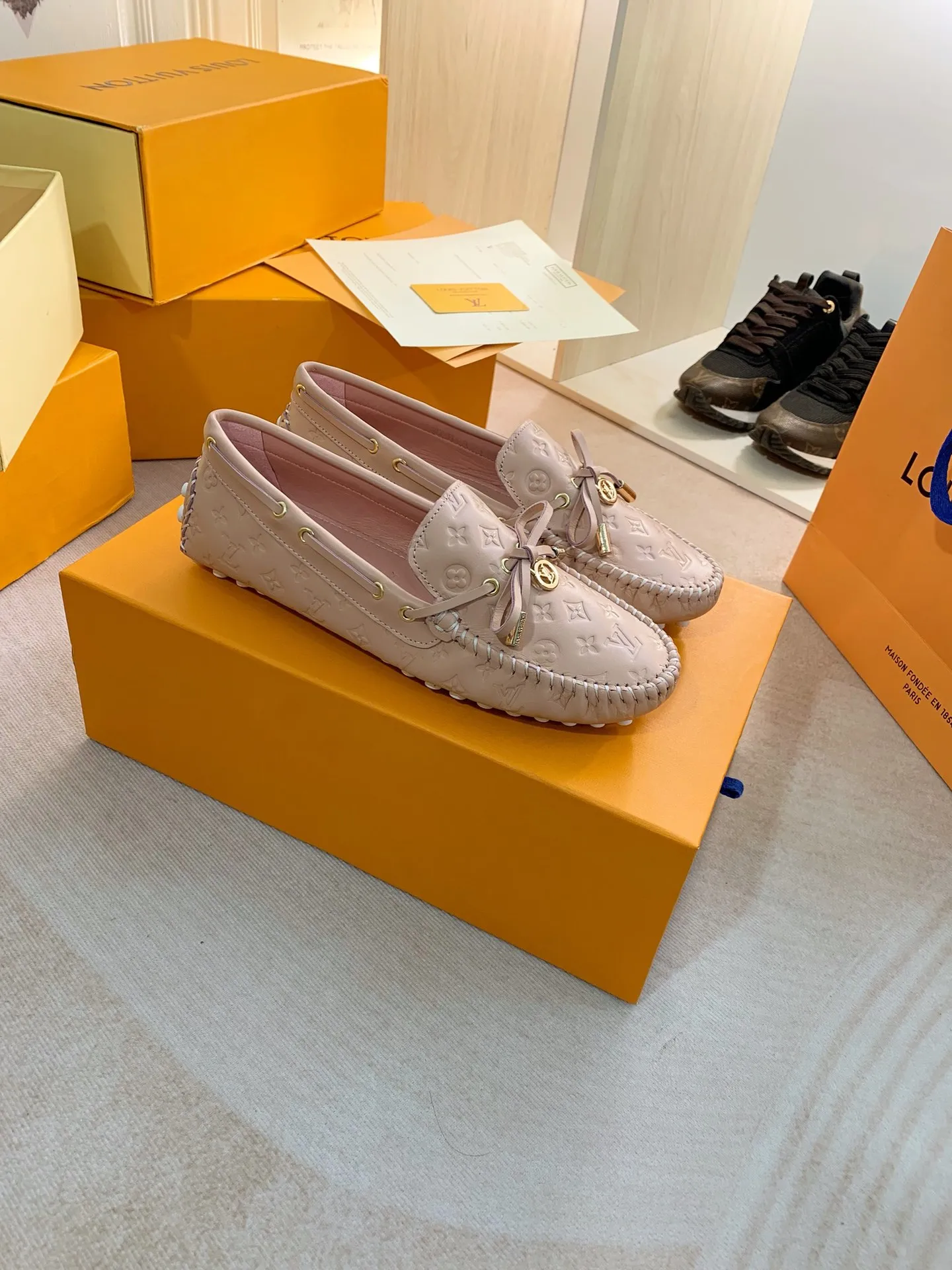 p460💰Couple model❤️🇫🇷 𝙇𝙤𝙪𝙞𝙨 𝙑𝙪𝙞𝙩𝙩𝙤𝙣 🇫🇷Louis Vuitton 2023 Classic𝓛𝓿 𝓣𝓻𝓪𝓲𝓷𝓮𝓻 Sports Series ➪➪➪¯ [Arizona Doudou Shoes Series] ▪️▪️▪️Arizona slip-on shoes are made of Monogram Eclipse canvas. Its hand-painted and dyed edges and hand-sewn uppers fully demonstrate Louis Vuitton's traditional shoemaking craftsmanship. This slip-on shoe is very lightweight. The integrated tongue and upper make it particularly comfortable and flexible. The soft outsole is equipped with rubber padding. Decorated with matching sash. Detailed features: ☑️Monogram Eclipse canvas ☑️Black Eclipse pattern ☑️Hand-painted shoe edges ☑️Hand-sewn uppers (each pair takes time to process) ☑️Integrated tongue and upper construction ☑️Outsole equipped with rubber lining ☑️size: 35_46